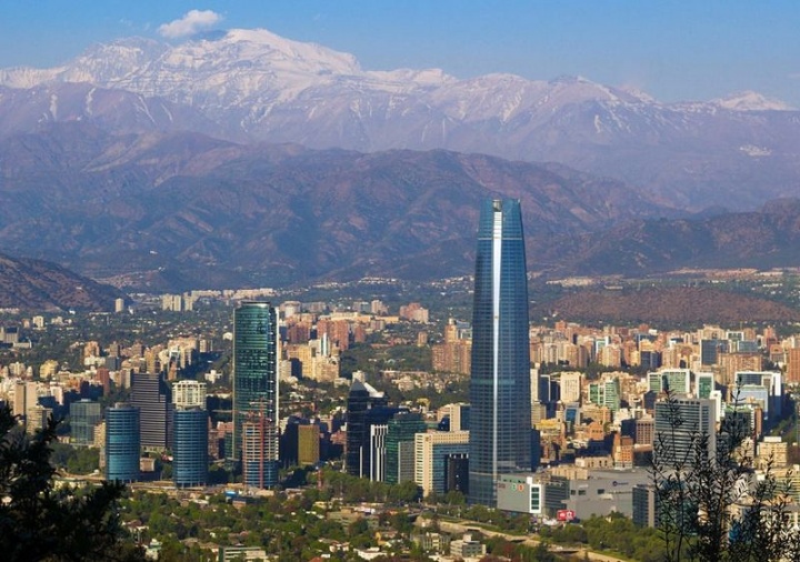 Vue d’une partie de Santiago du Chili, en 2013. Crédits : David Pozo (Creative Commons) 