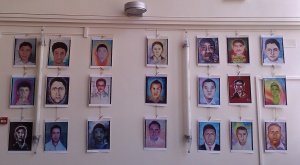 Portraits d’une partie des 43 étudiants disparus en septembre 2014 à Iguala. Crédits : Claire Plisson 
