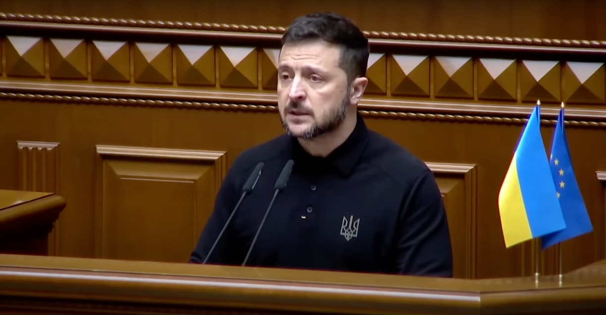 Zelensky présente son "plan de la victoire" au Parlement ukrainien.