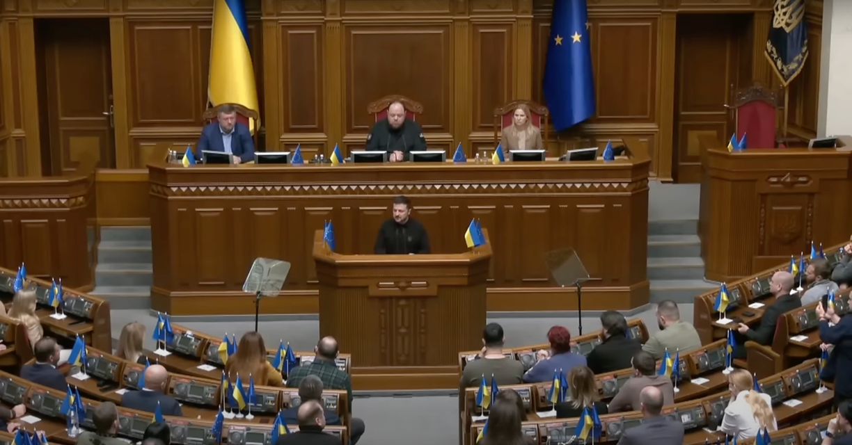 Zelensky présente son "plan de la victoire" au Parlement ukrainien.